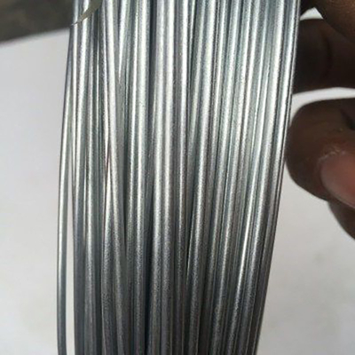 المدرفلة على الساخن أسلاك الفولاذ المجلفن رود SAE 1065 معدن الحديد الزنك اللون 20g / M2